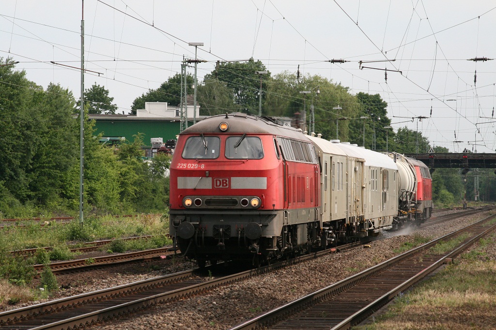 225 029 mit 225 117 mit einem Unkrautspritzzug in Bonn Beuel am 04.06.2011