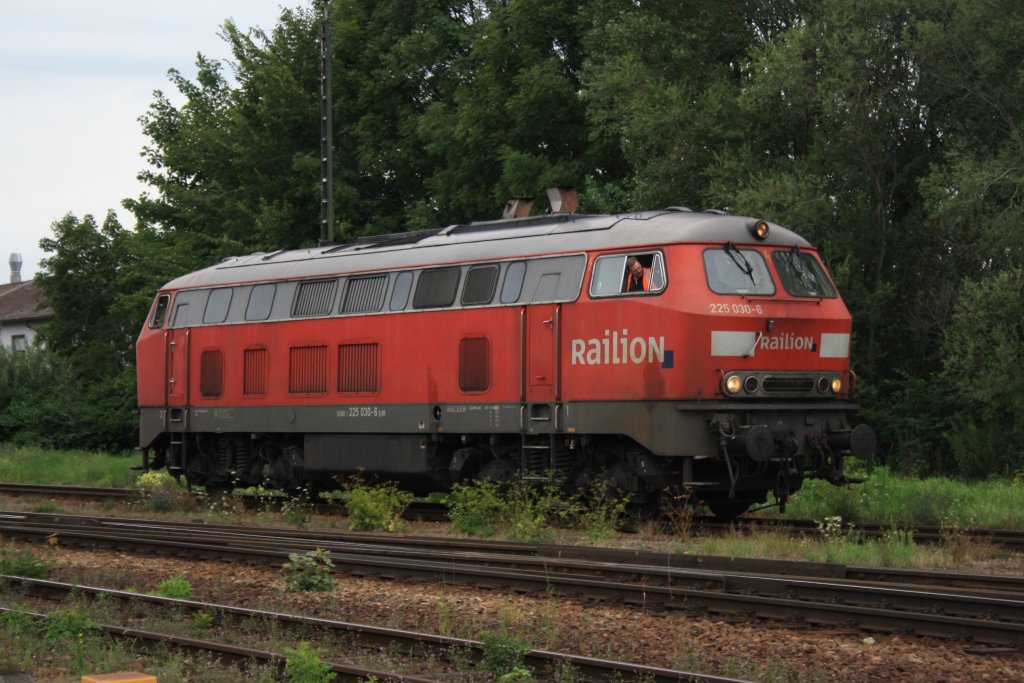 225 030 am 02.08.2010 im Bahnhof von M�hldorf.
