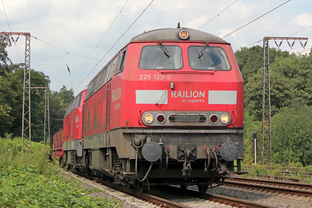 225 133-8 mit 225 027-8 in Duisburg Neudorf am 25.07.2011