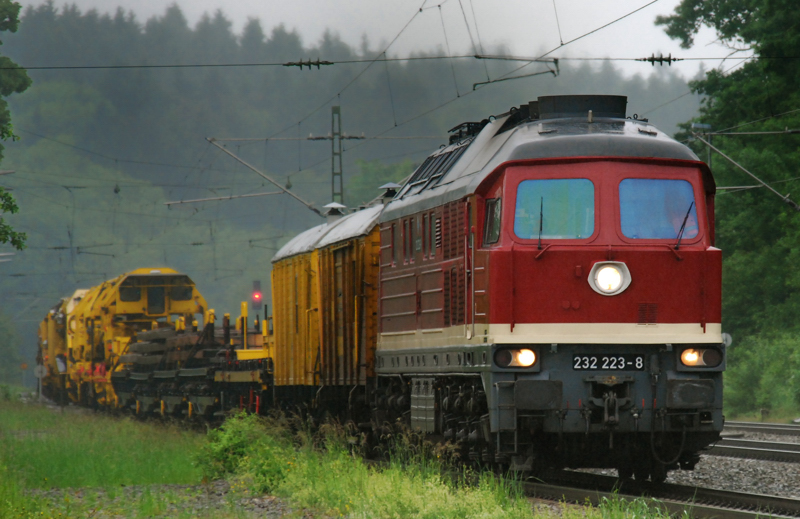 232 223-8, aufgenommen vor einem Bauzug bei der Durchfahrt durch A�ling, am 02.06.10.