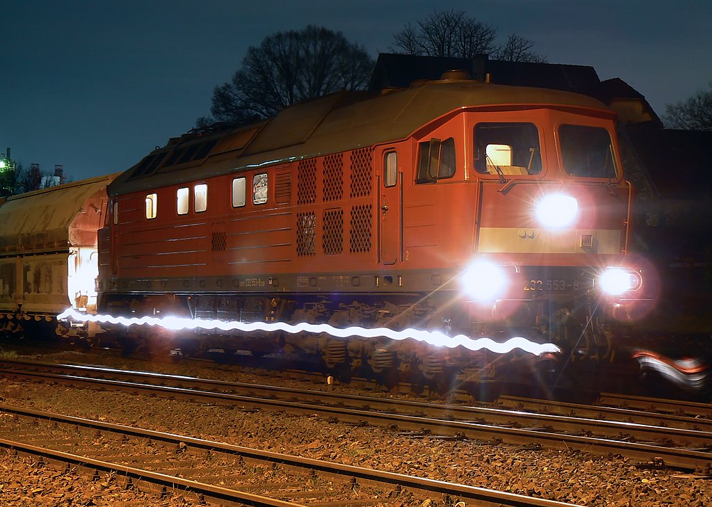 232 553-8 in Dornap-Hahnenfurth oder wenn w�hrend der Belichtungsphase der Rangierer mit der Taschenlampe an der Lok vorbeil�uft ... ;-) 