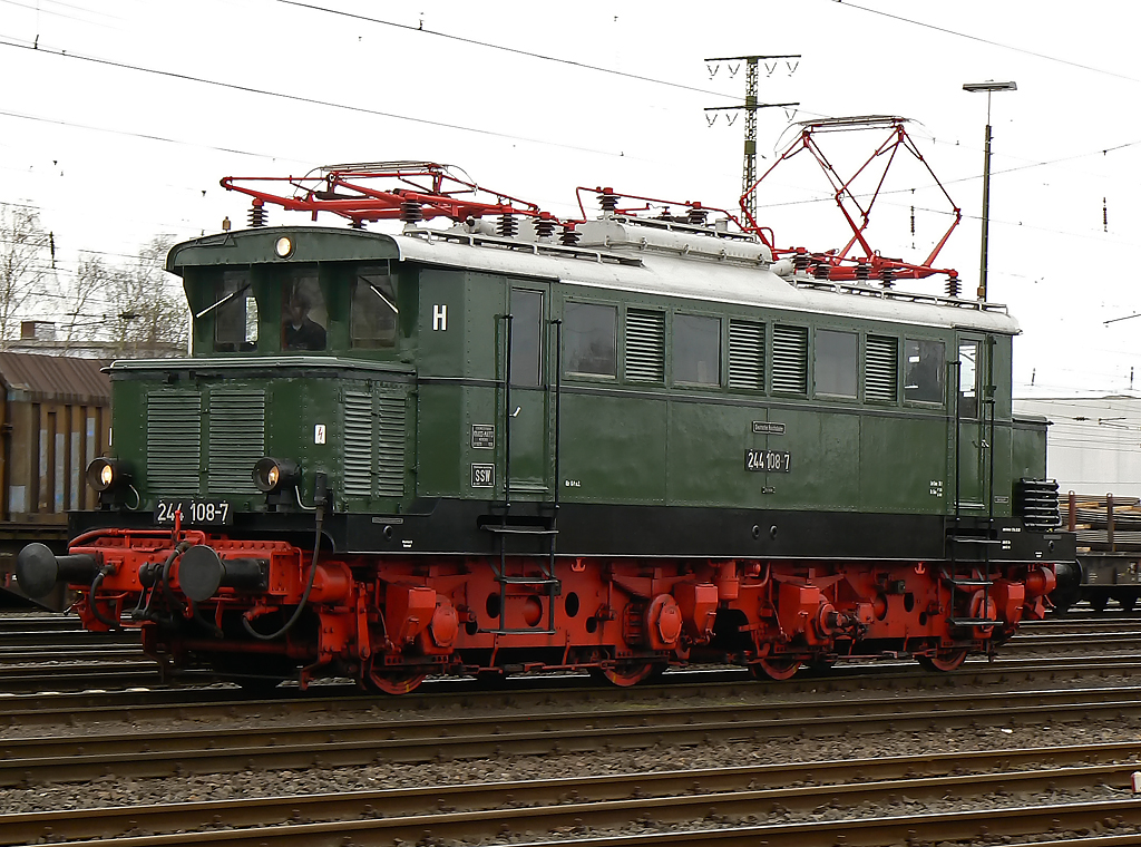 244 108-7 bei Lokparade in Koblenz-L�tzel am 03.04.2010
