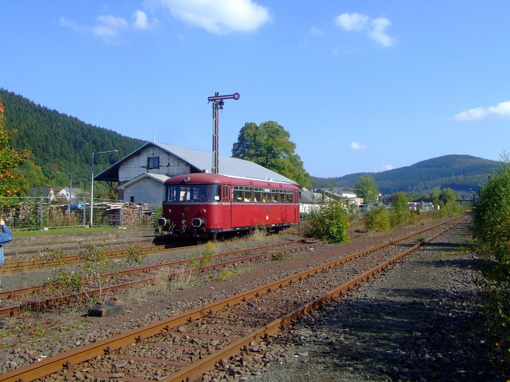 27.09.2009 ein VT 98 f�hrt vom Bahnhof Herdorf in Richtung Neunkirchen im Plandienst wie in den fr�hen 90ern. Anlass war das 10-j�hrige Jubil�um der Hellertalbahn.