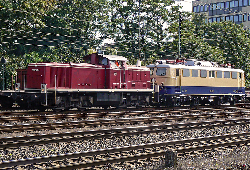 290 371-4 mit E10 1239 am Haken in K�ln West am 20.09.2010