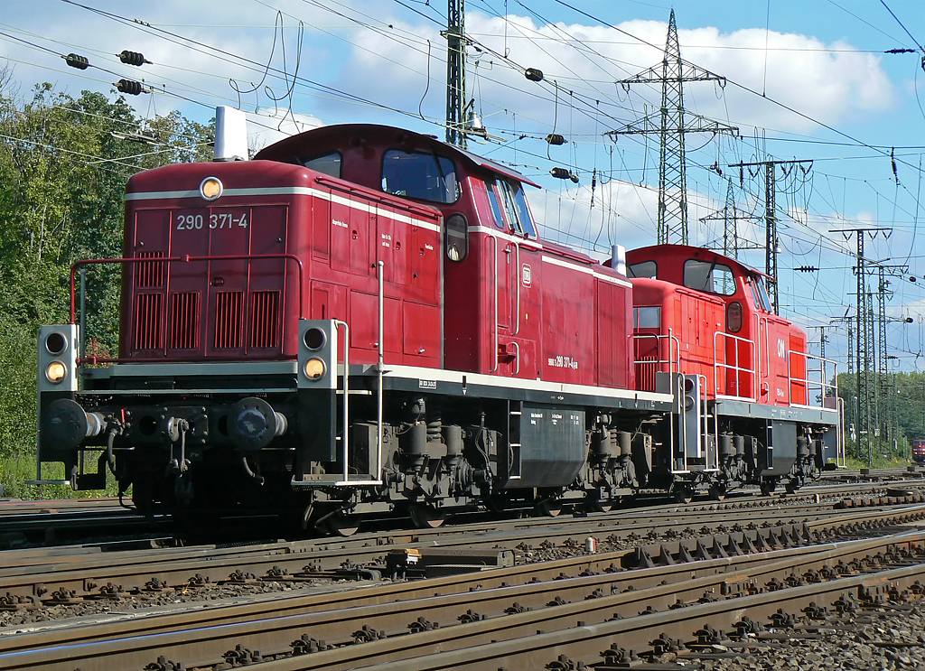 290 371-4 mit einer weiteren V90 im Schlepp in Gremberg am 21.09.2010