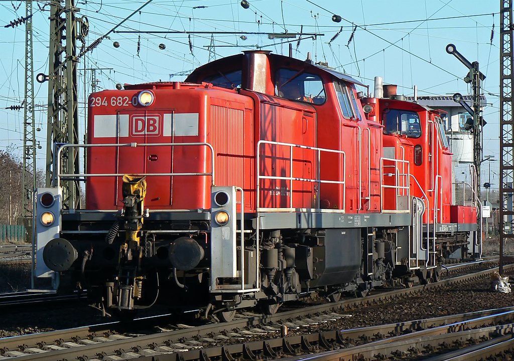 294 682-0 mit 362 540-7 bei der Ausfahrt aus dem Gbf K�ln Gremberg am 18.2.2010