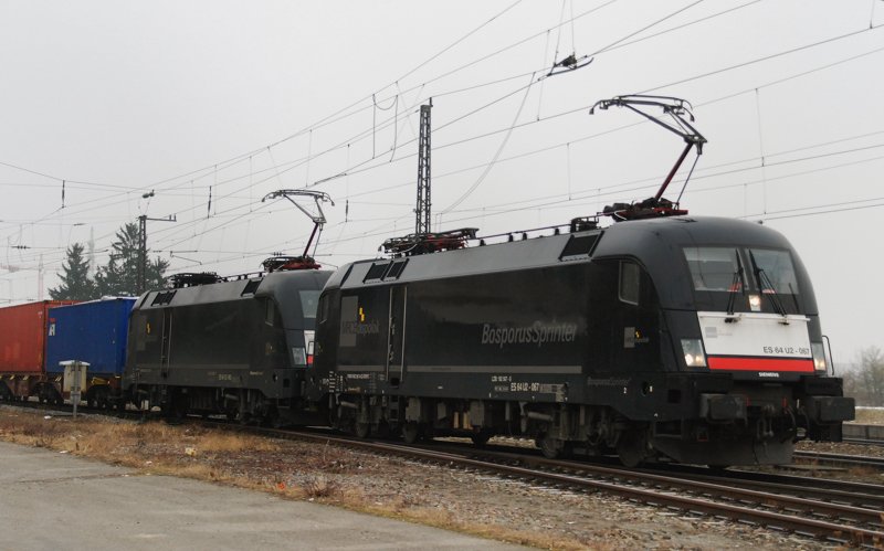 2x Bosporus Sprinter! ES 64 U2-067 + ES 64 U2-63, beides Bosporus Sprinter(!), aufgenommen am 09.02.10, bei der Durchfahrt durch Gersthofen, Strecke Augsburg-Donauw�rth.