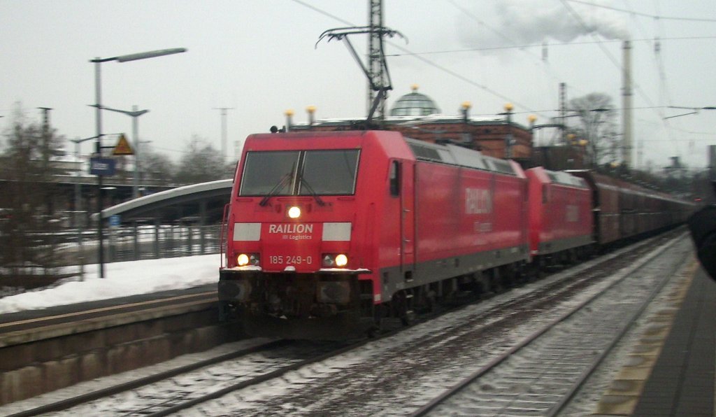 2x BR 185, vorne 185 249-0, rasen durch den Bahnhof Uelzen (05.01.10)
