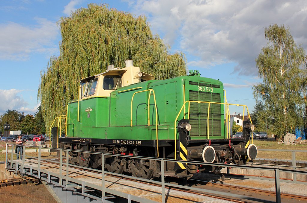 360 573-0 der Brohltalbahn auf der Drehscheibe im DB Museum Koblenz am 29.09.2012