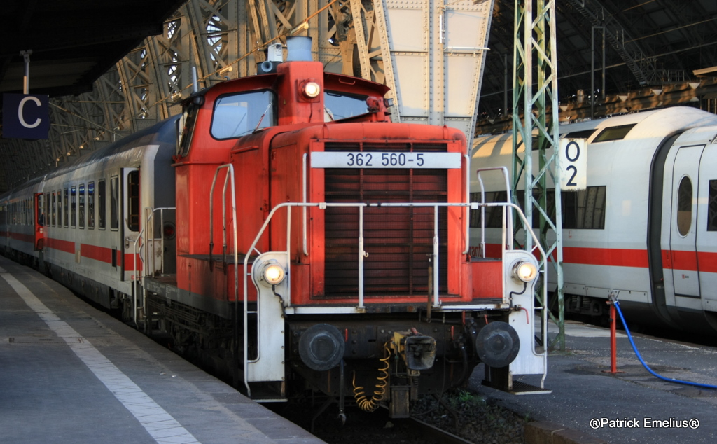 362 560-6 rangiert einen 5 Wagen IC aus den Frankfurter Hbf. Am 04.05.2010 ist sie besser geeignet als die st�rkeren 363er.