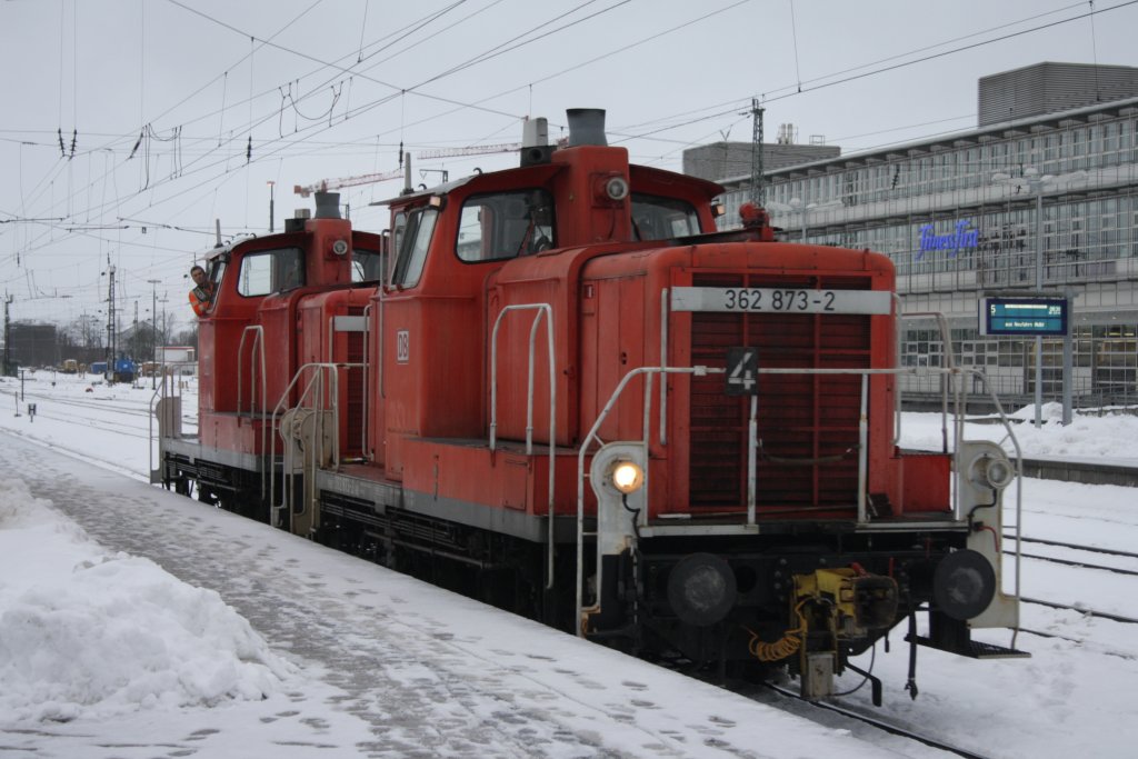 362 873 + 362 872 am 11.12.2010 im Bahnhof von Regensburg