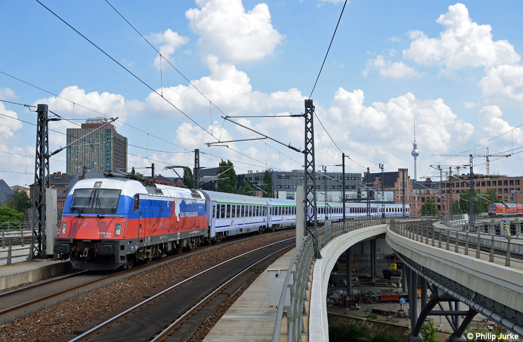 370 002-5 mit dem EC 54 am 04.08.2012 am Berliner Hbf.