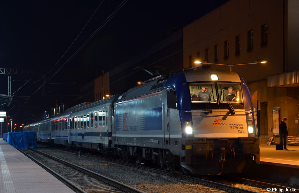 370 004-1 mit dem EC 47 nach Warszawa Wschdonia am 05.04.2012 in Poznan Glowny.
