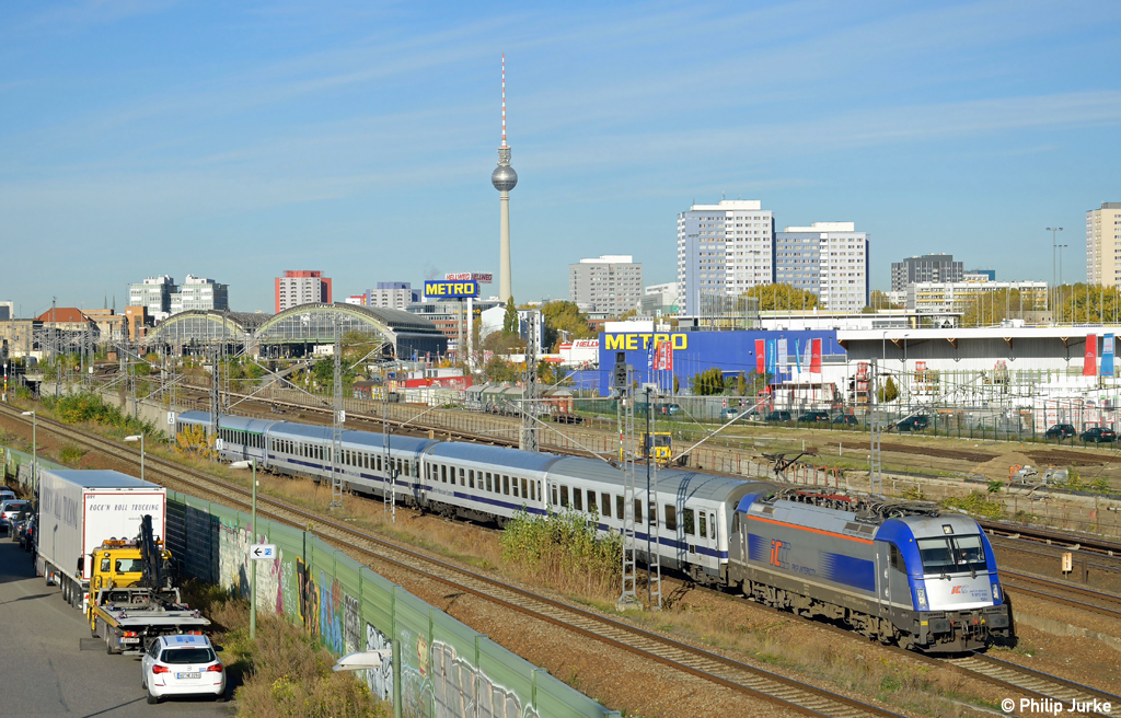 370 005-3 als EC 43 nach Warschau am 26.10.2012 an der Warschauer Stra�e in Berlin.