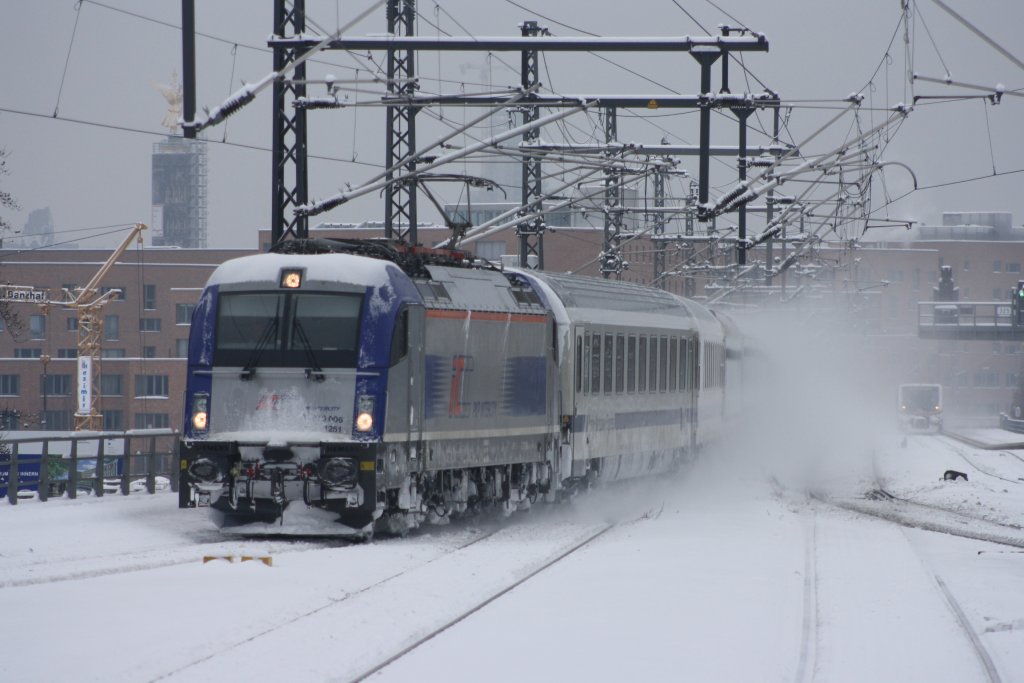 370 006 mit einem EC nach Warschau in Berlin HBF am 28.12.2010
