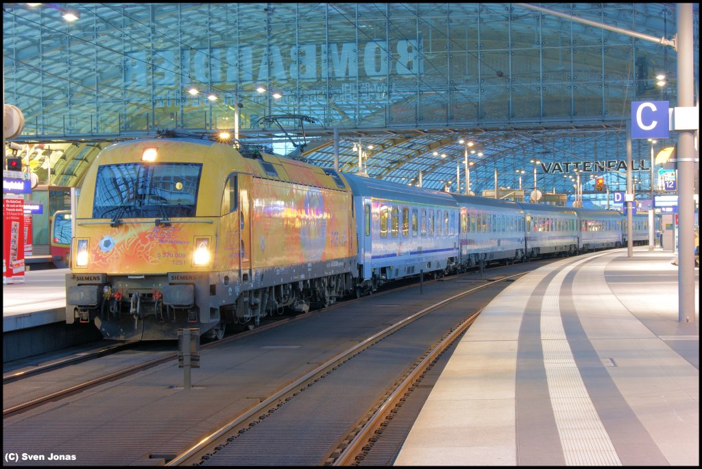 370 009-0 (PKP Intercity)  Stadion Danzig  in Berlin-Hbf am 27.8.2012.