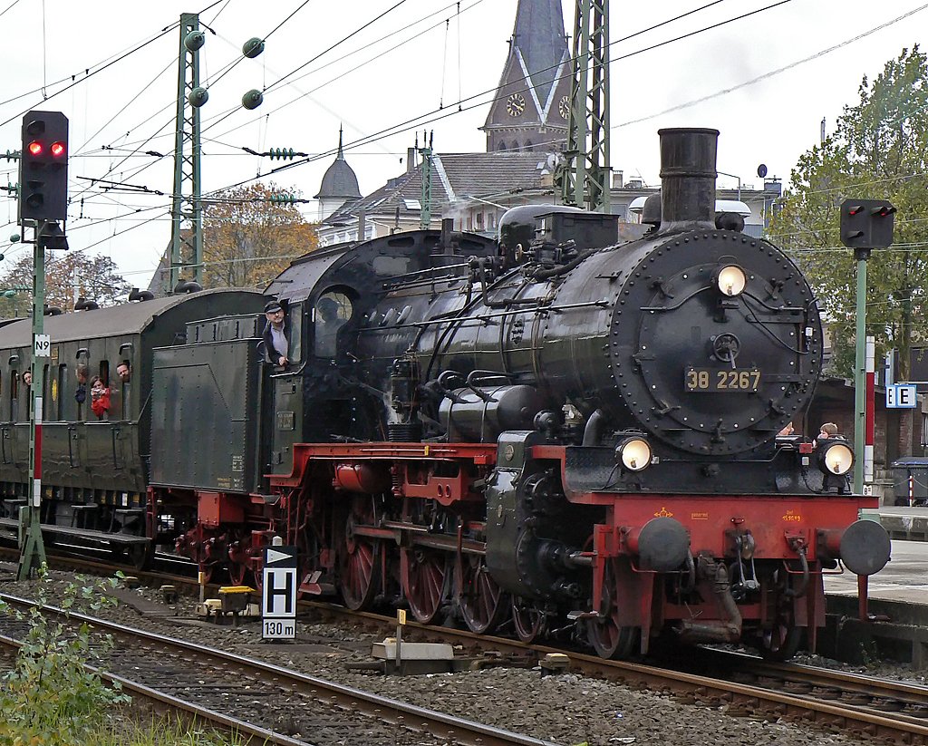 38 2267 bei der Einfahrt in Solingen Hbf. zum M�ngstener Br�ckenfest im Okt09