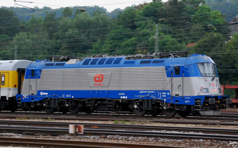 380 006-7, CZ Skoda, hing am 02.09.11 als Abschlu� an einem Me�zug. Aufgenommen bei der Durchfahrt durch Treuchtlingen.
