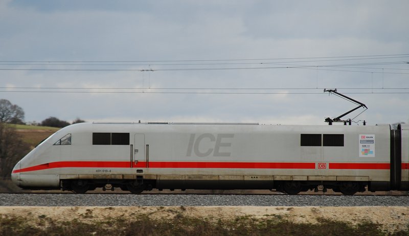 401 010-4, mit Werbeaufkleber  DB Mobilit�tspartner Saar 2010 . Aufgenommen am 26.02.10, auf der Strecke Ulm-Augsburg, kurz nach Burgau.