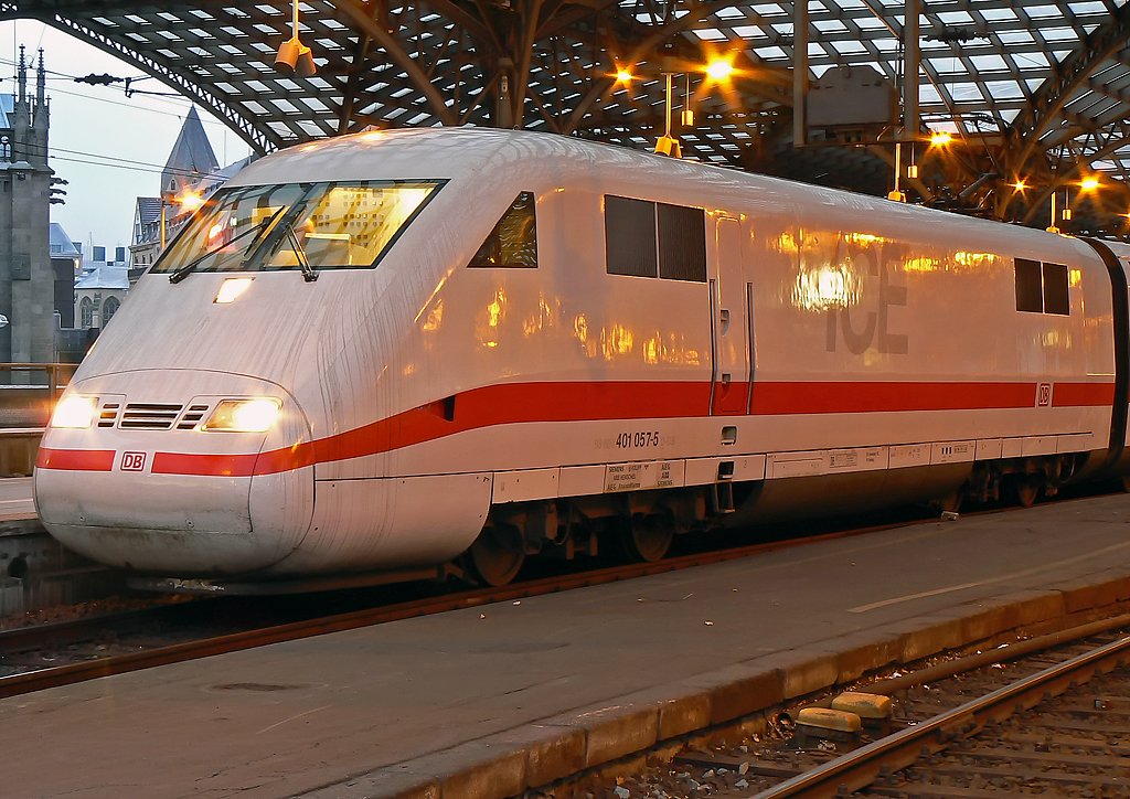 401 057-5 mal n�her betrachtet in K�ln Hbf am 18.12.09