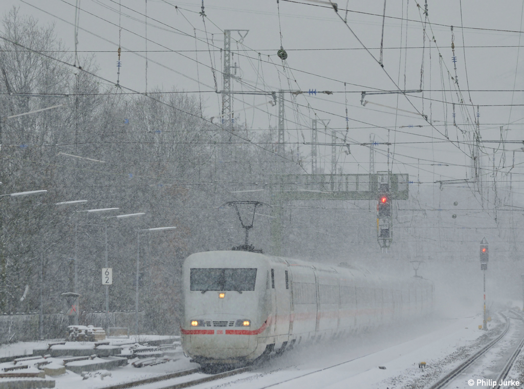 401 068-2  Crailsheim  als ICE 1025 (Hamburg-Altona-Frankfurt) am 20.01.2013 bei der Einfahrt in den Solinger Hauptbahnhof.