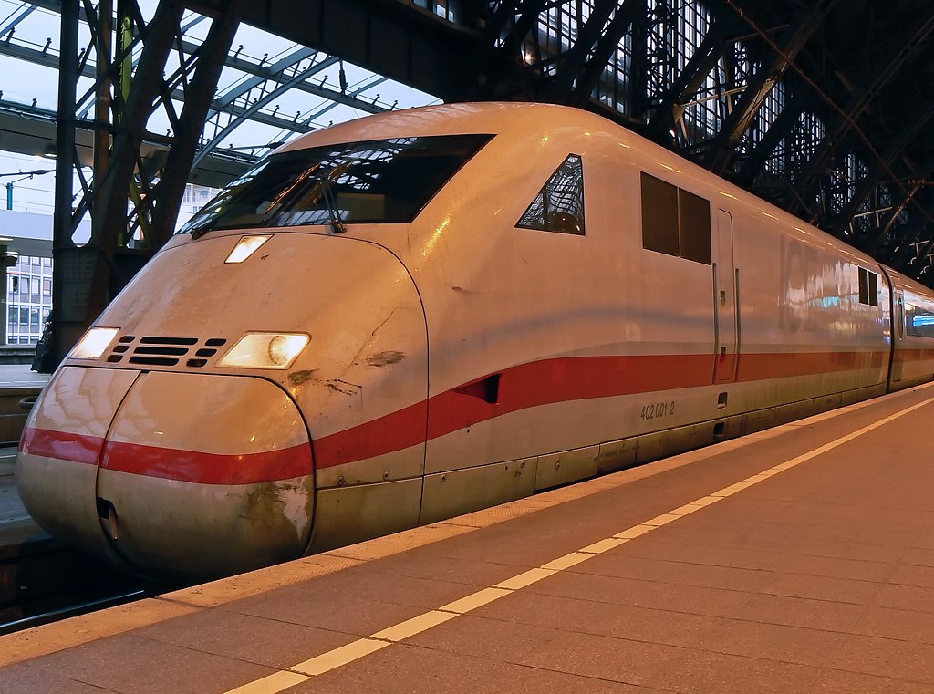 402 001-2 an Gleis 7 in K�ln Hbf am 28.02.2010