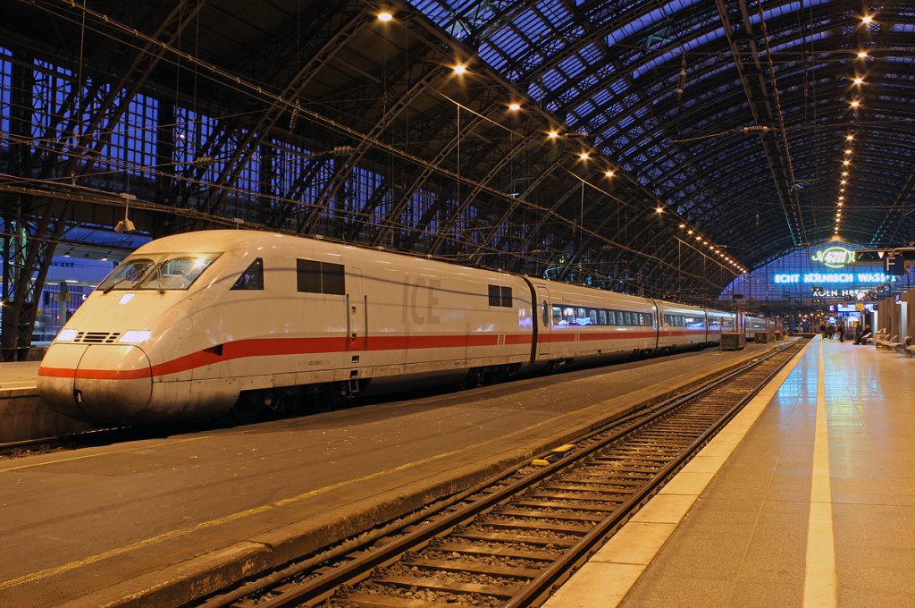 402 020-2 am Abend des 06.11.2012 in K�ln Hbf