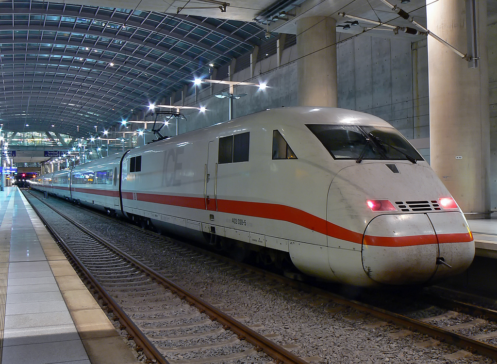 402 028-5 Bahnhof  K�ln/Bonn-Flughafen  an Gleis 2, kurz nach der Ankunft aus Berlin Ostbf. am 02.11.2010