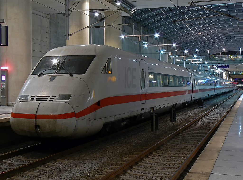 402 028-5 Bahnhof  K�ln/Bonn-Flughafen  an Gleis 2, kurz vor der Abfahrt nach Berlin Ostbf. am 02.11.2010

