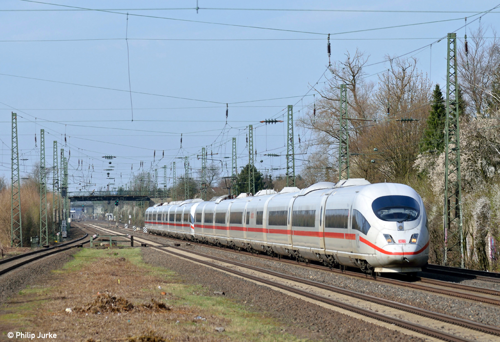 403 032-6  Augsburg  und 403 034-2  Offenburg  mit dem ICE 725 von Dortmund nach M�nchen am 14.04.2013 in Angermund.