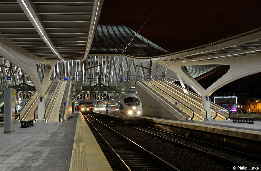 406 007-5 mit dem ICE 19 (Bruxelles-Midi - Frankfurt) am 28.12.2012 in Li�ge-Guillemins.