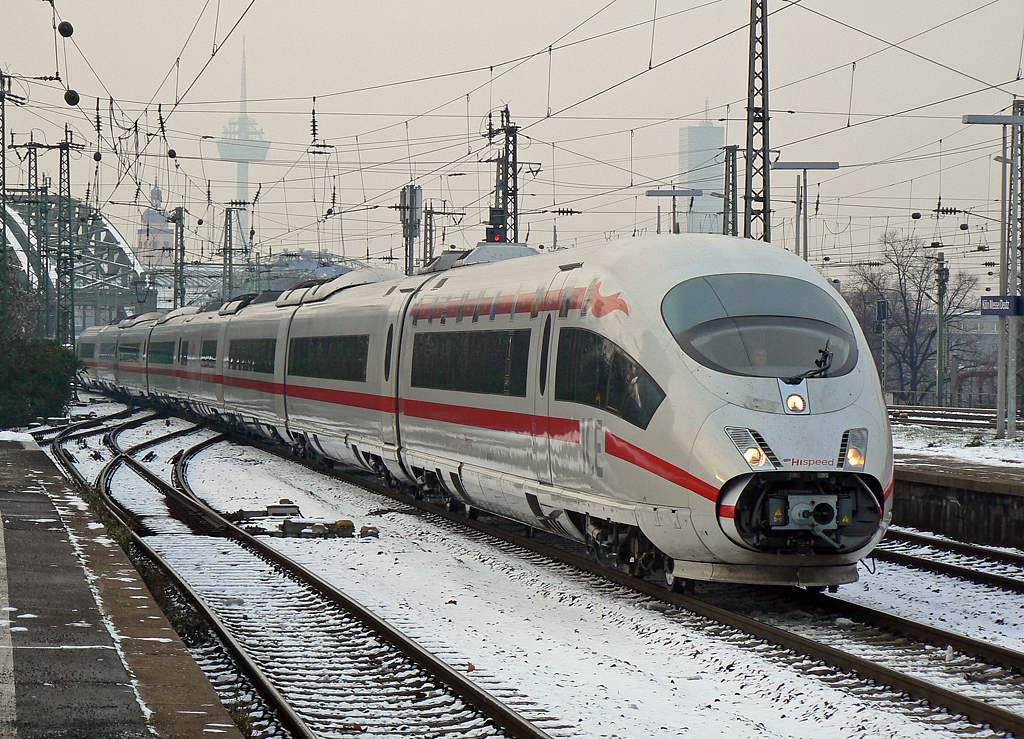 406 054 mit  10 Jahre ICE International -Sticker in K�ln Hbf. am 03.12.2010
