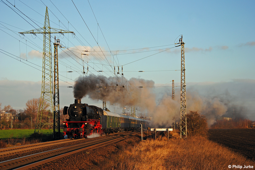 41 360 (E10 1239 am Zugschluss) mit dem DZ 342 nach R�desheim am 10.12.2011 in H�rth