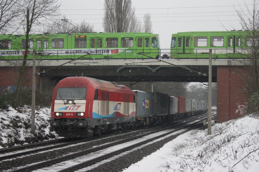 420 14 der EVB mit einem Containerzug in Limmer am 4.1.11