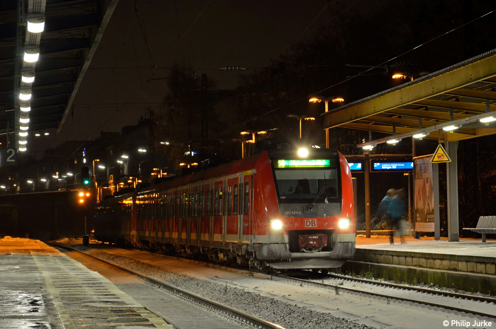 422 027-2 und 422 057-0 mit der S8 nach M�nchengladbach Hbf am 07.12.2012 in Wuppertal-Barmen.