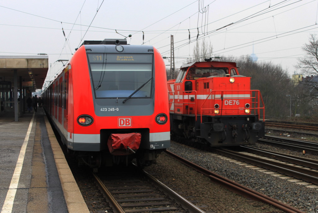 423 245 trifft in K�ln Geldernstra�e auf HGK Lok DE76 am 28.02.2011 