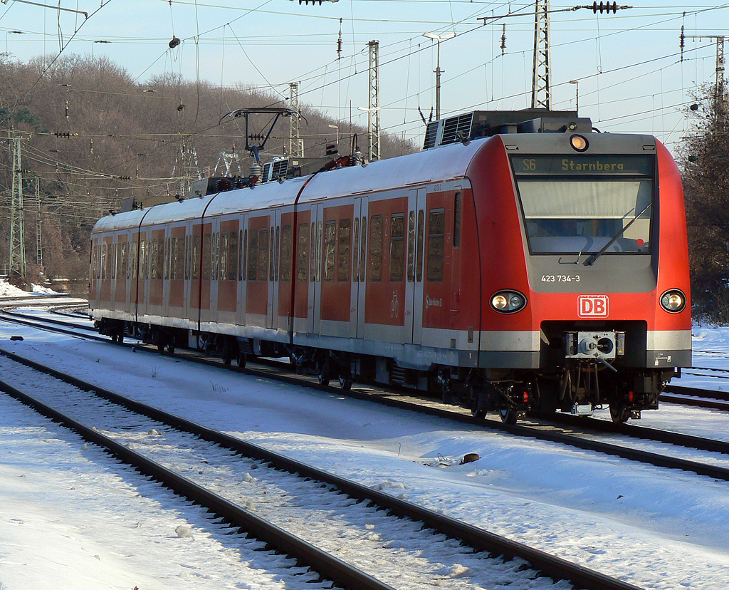 423 734-3 der S-Bahn M�nchen rollt mit neuen Rads�tzen durch K�ln West am 30.12.2010 