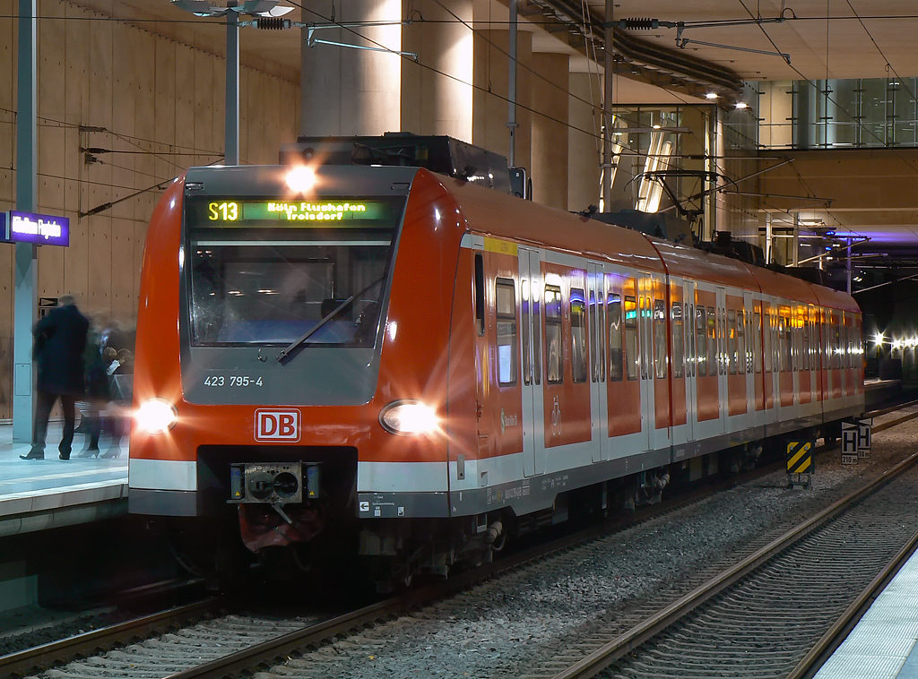 423 795-4 (S13) im Bahnhof  K�ln/Bonn-Flughafen  an Gleis 3 am 02.11.2010
