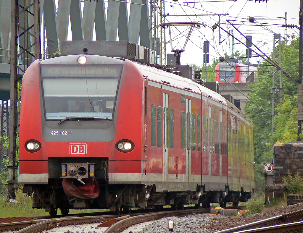 425 102-2 bei der Ausfahrt aus K�ln Deutzerfeld ; K�ln/Messe Deutz am 09.05.2010
