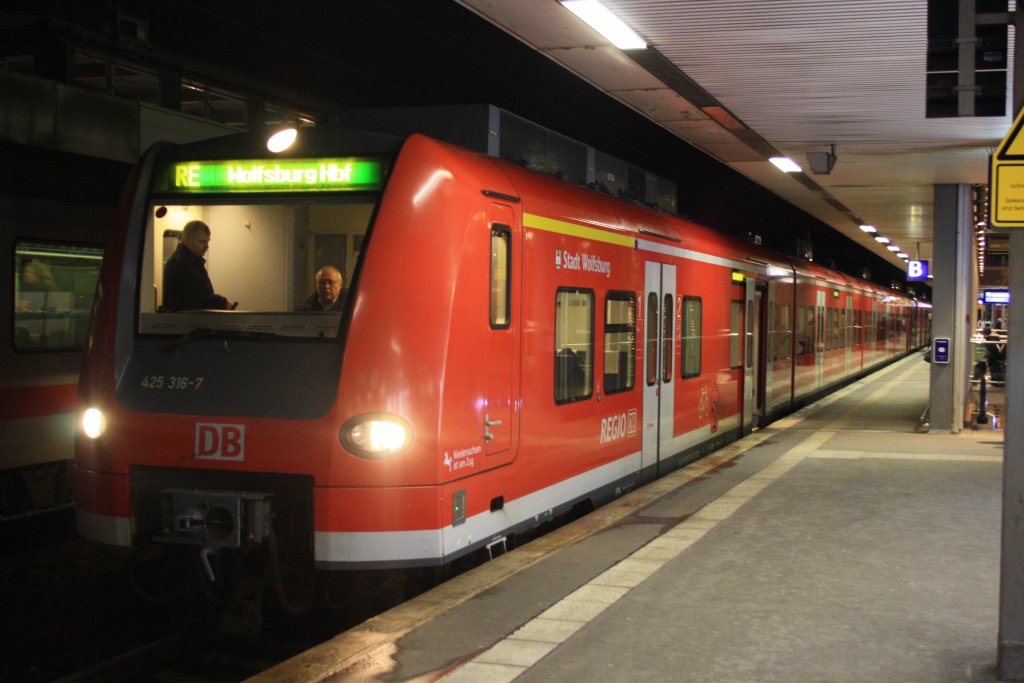 425 316 als RE nach Wolfsburg HBF in Hannover am 12.12.2010