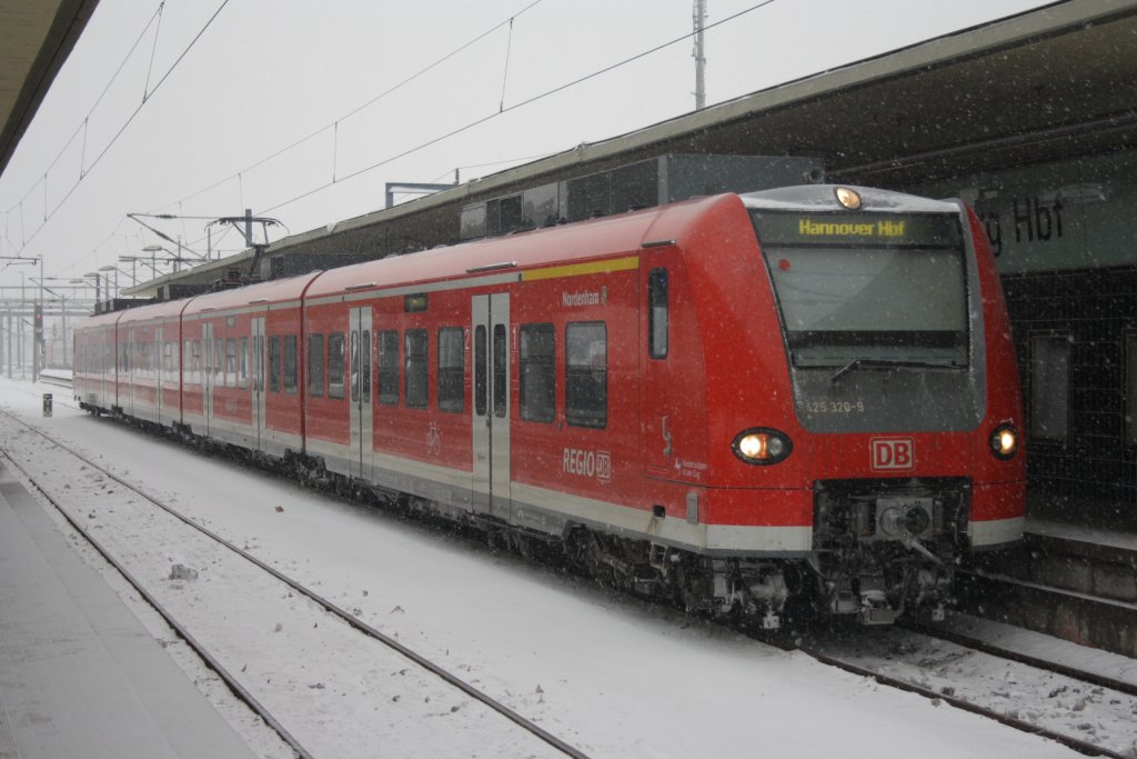 425 320 als RE von Wolfsburg nach Hannover in seinem Startbahnhof am 22.12.2010