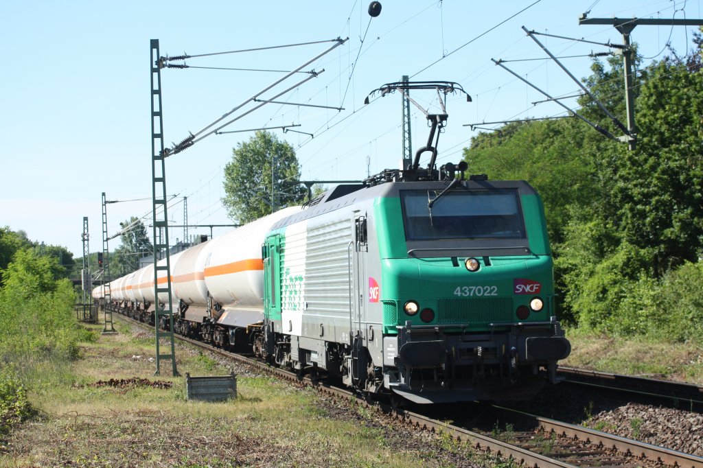 437 022 fuhr am 02.06.11 durch Bonn-Oberkassel.
