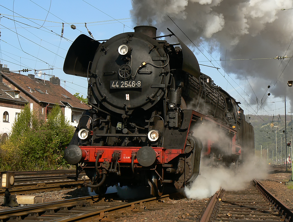 44 2546-8 bei der Einfahrt in in den Bf. Linz am 24.04.2010