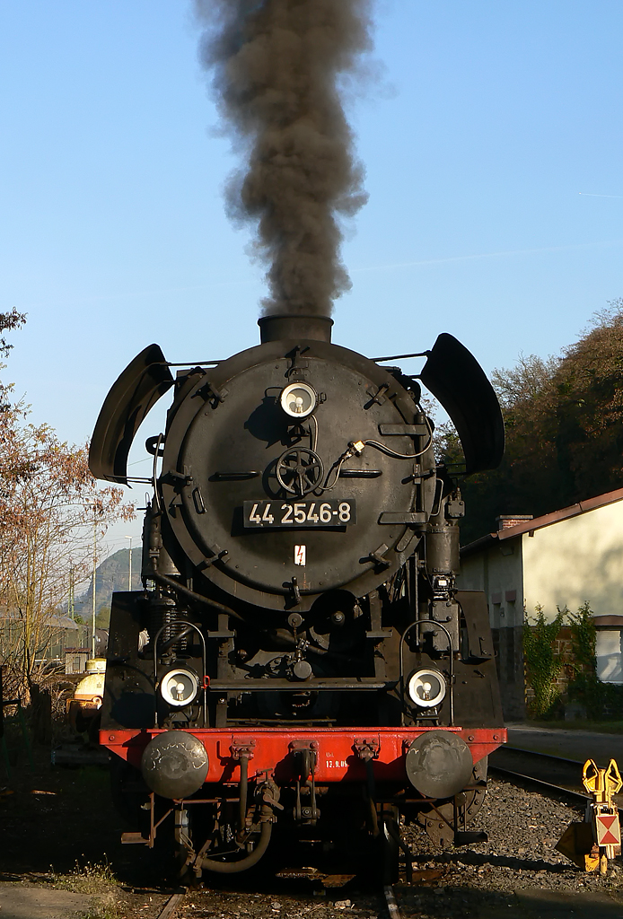 44 2546-8 dampft in der Morgensonne am G�terbahnhof Linz am Rhein vor sich hin, Linz (Rhein) am 24.04.2010