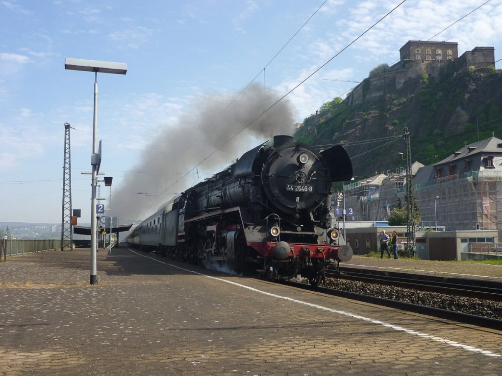 44 2546 8 f�hrt am 25.04.2010 durch den Bahnhof von Koblenz-Ehrenbreitstein