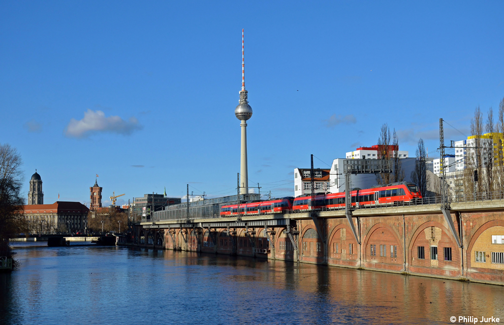 442 140-0 und 442 141-8 mit dem RE 18718 nach W�nsdorf-Waldstadt am 30.12.2012 an der Jannowitzbr�cke.