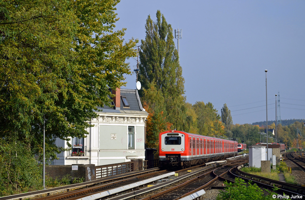 472 017-3 und 472 023-0 als S21 von Aum�hle zur Elbgaustra�e am 21.10.2012 in Hamburg-Bergedorf