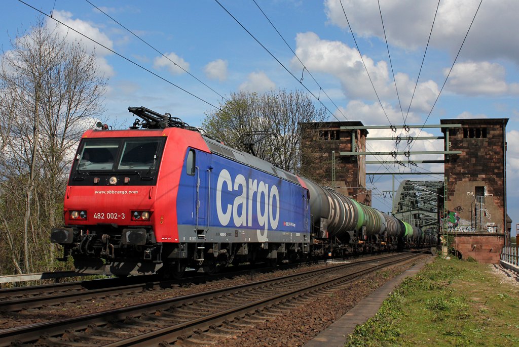 482 002-3 der SBB Cargo mit KeWa an der K�lner S�dbr�cke am 20.04.2012