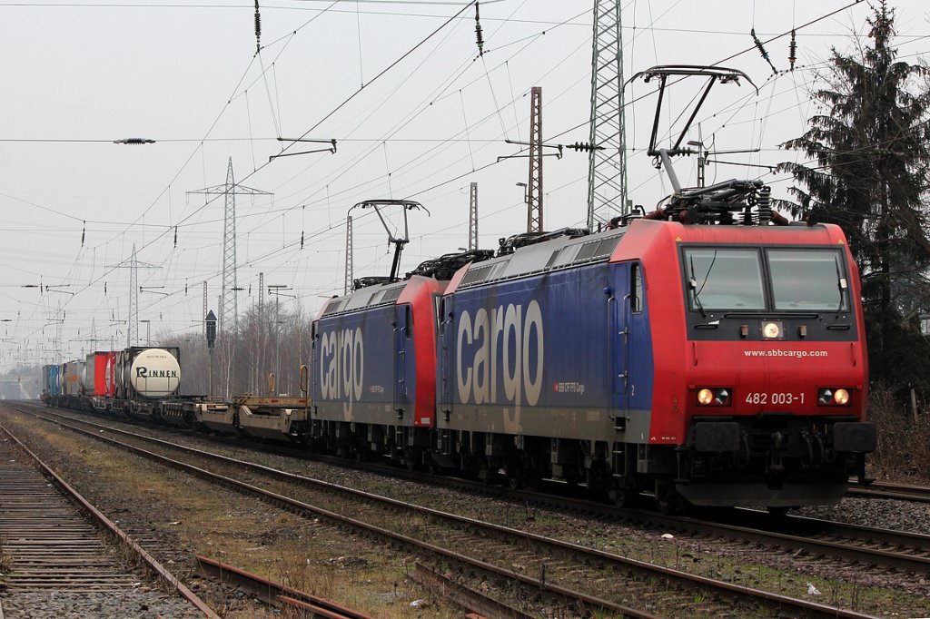 482 003-1 mit 482 017 in Ratingen-Lintorf am 14.03.2012