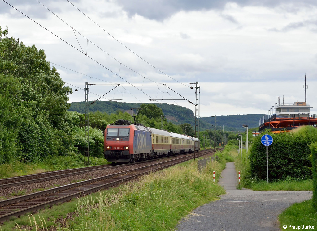 482 006-4 mit dem AKE Sonderzug von Bacharach nach Aachen am 22.06.2013 bei Bonn-Limperich.
